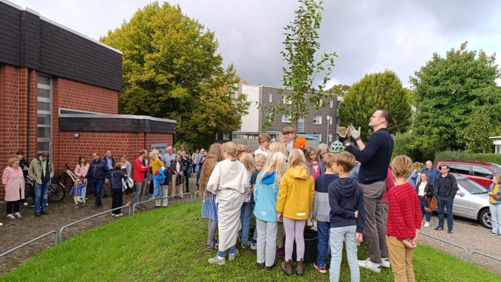 Kinder pflanzen Baum beim Thomas-Morus-Gemeindefest!