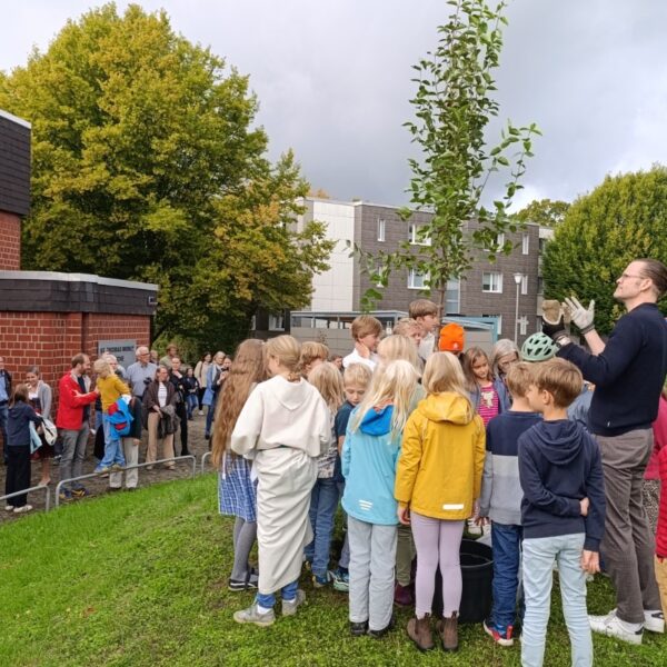 Kinder pflanzen Baum beim Thomas-Morus-Gemeindefest!