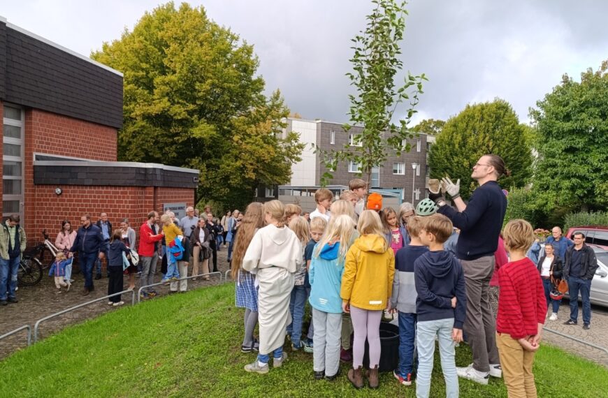 Kinder pflanzen Baum beim Thomas-Morus-Gemeindefest!